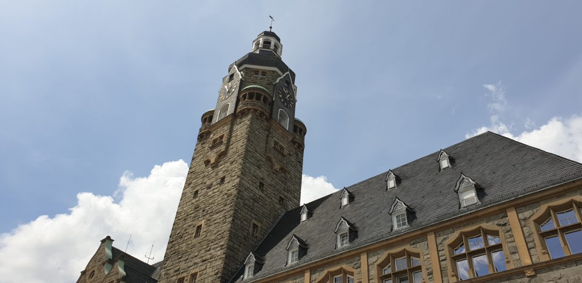 Das Rathaus Remscheid. Im Ratssaal hängen zwei große Banner von Remscheid Tolerant, im Eingang hängt ein Respekt-Schild.